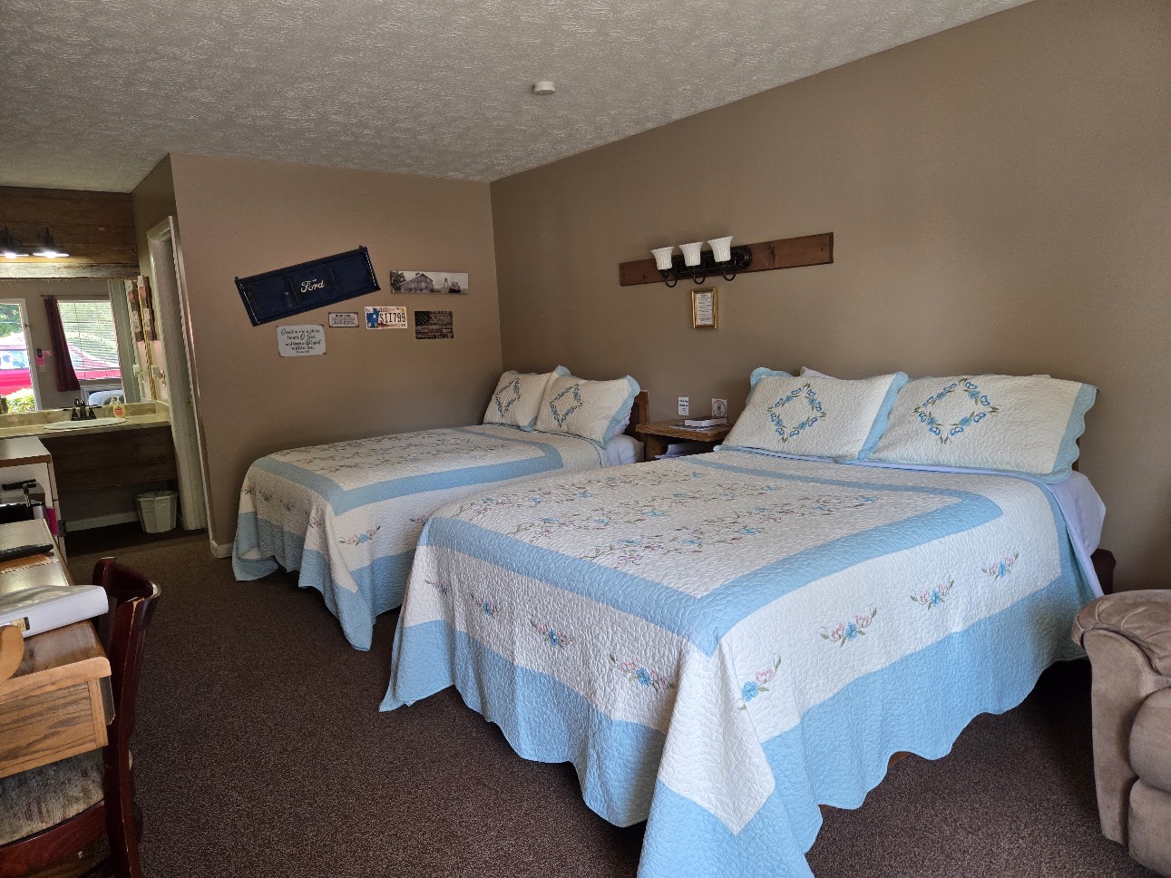 Weiss Lake Inn bedroom 